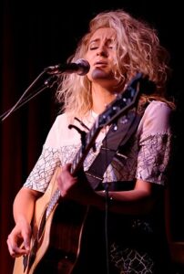 Tori_Kelly_2015